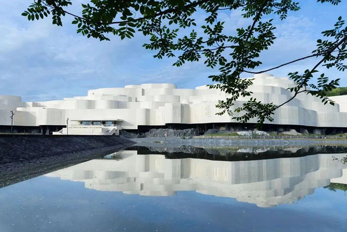 雪窦山下的禅意新地标:宁波弥勒博物馆,一场古今交融的佛教文化之旅(图1) 1.jpg